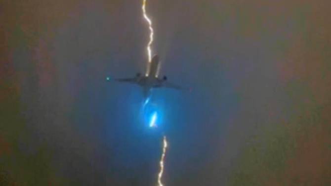 Click to play video: Lightning hits plane leaving YVR