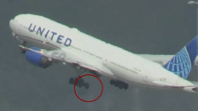 Click to play video: United Airlines Boeing 777 plane loses tire during takeoff in San Francisco