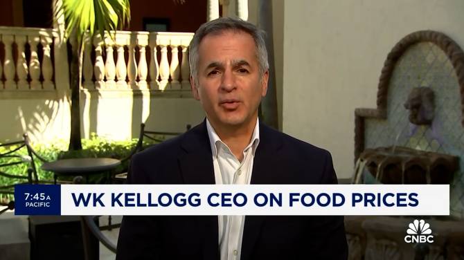 Click to play video: Kellog CEO says company embracing ‘cereal for dinner’ strategy as food prices rise