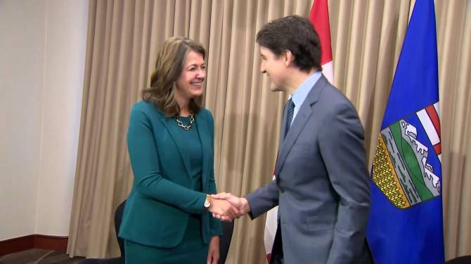 Click to play video: Trudeau, Smith enjoy friendly meeting in Calgary, agree to disagree on carbon pricing