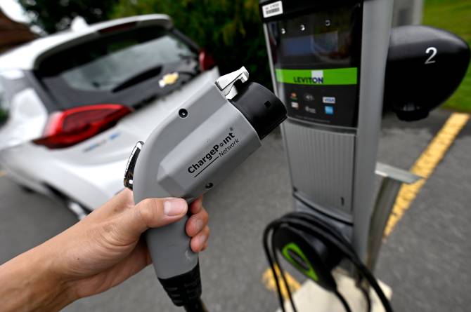 Click to play video: Auto report shows Canada faces declining EV interest, despite push to boost sales