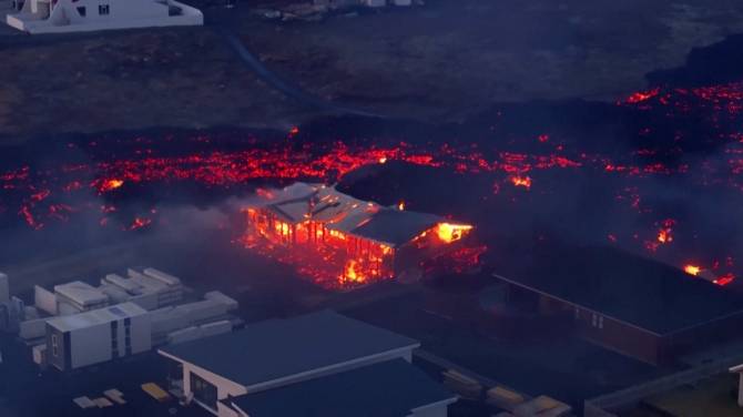 Click to play video: Iceland Volcano: Houses catch fire as volcano erupts for second time