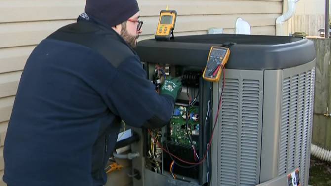 Click to play video: Canadian government needs to step up efforts to heat homes nationwide: expert