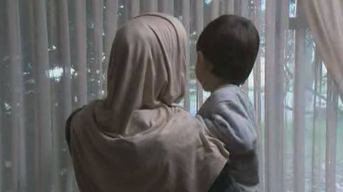 Click to play video: ‘I feel empty inside’: Afghan family still waits for Canada’s help after being split fleeing Kabul