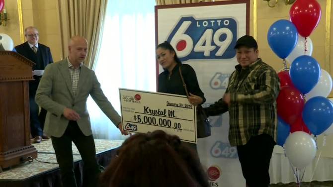 Click to play video: Winnipeg woman becomes first Manitoban to win major lottery prize in 2024
