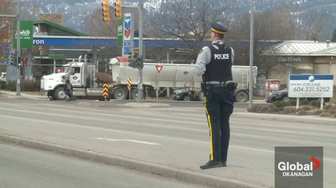 Click to play video: Suspected pipe bomb in Kelowna leads to partial highway shutdown