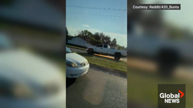 Click to play video: Reddit video shows truck chased by police on three wheels in Calgary