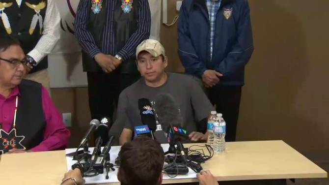 Click to play video: ‘We want answers so bad’: 2 Manitoba men switched at birth make emotional plea