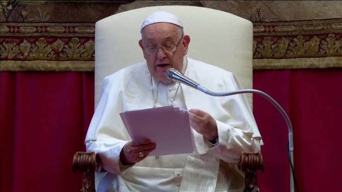 Click to play video: Pope Francis renews calls for Israel-Hamas ‘ceasefire on every front’ in annual address to diplomats