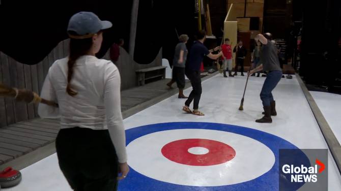 Click to play video: Calgary actors hope curling fans ‘hurry hard’ to take in onstage bonspiel