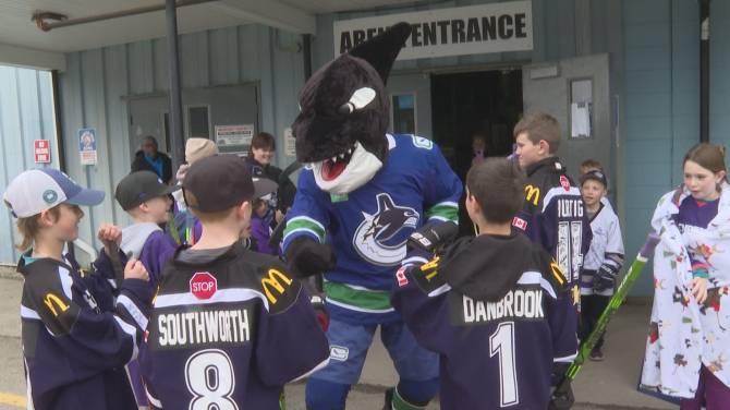Click to play video: Former NHL player Kirk McLean and Canucks mascot, Fin visit Enderby, B.C.
