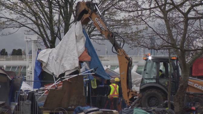 Click to play video: Clean-up begins at Vancouver’s CRAB Park encampment
