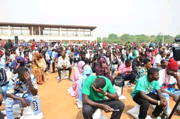 Nasarawa gov distributes palliatives to students
