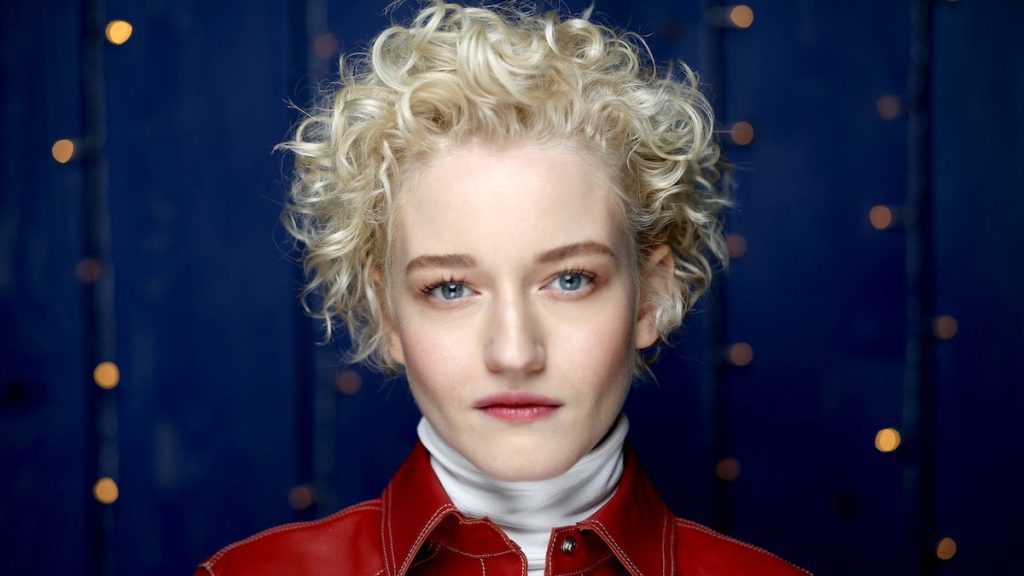 , 202203julia garner