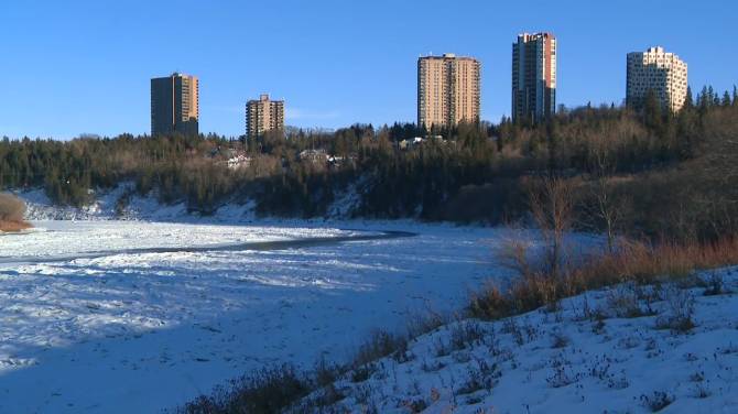 Click to play video: Dog falling through ice of North Saskatchewan River prompts warning for Edmontonians