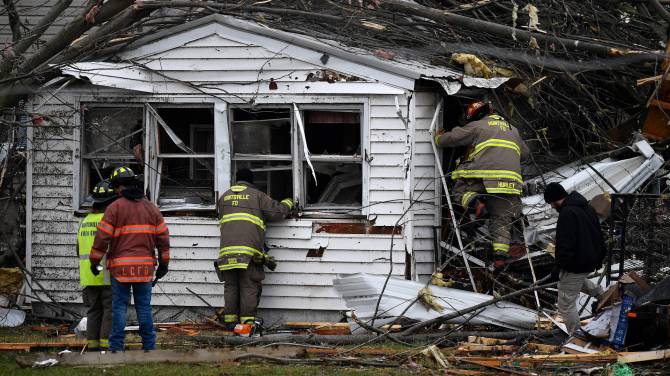 Click to play video: U.S. storms: Destructive tornadoes, heavy snow barrels across Midwest